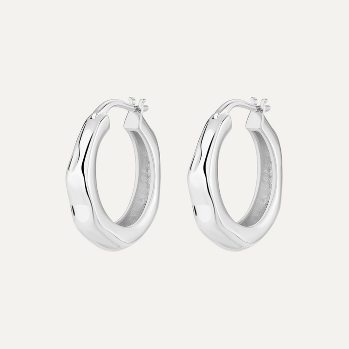 Fluid-shaped hoop earrings
