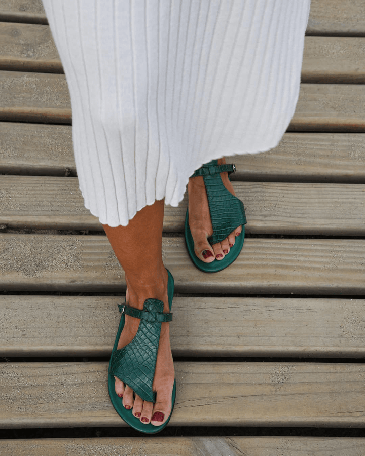 Crocodile effect thong sandals with strap and buckle on the instep