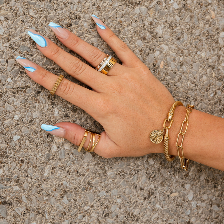 Gold bracelet with spring clasp