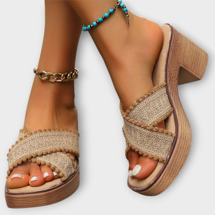 Camila - Elegant thick-heeled sandal with crossed straps